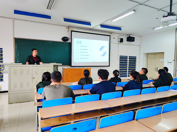 ag8亚集团九游会官方网站‖管理学院‖辅导员韩腾飞浅谈对班干部的选拔、培养与沟通