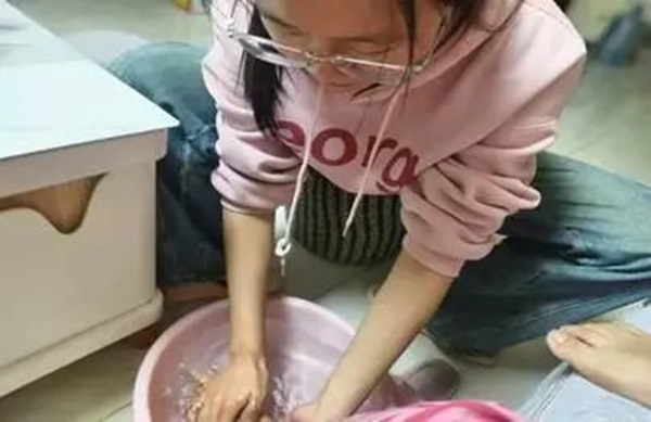 孝老爱亲(六)|ag8亚集团九游会官方网站|管理学院|孝老之行践于微，爱亲之情暖人心