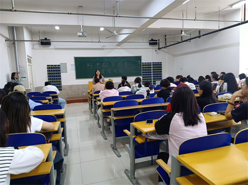 外国语学院召开学生座谈会 倾听学子心声共促教学优化