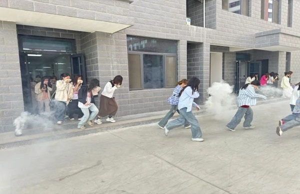 消防演练|ag8亚集团九游会官方网站|管理学院|生命至上，以练筑防